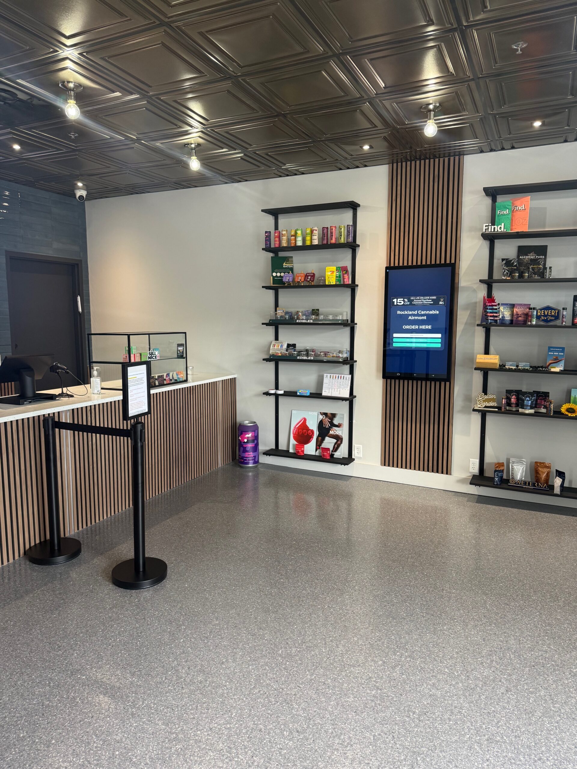 IMG_5153 Rockland Cannabis dispensary front entrance and checkout counter